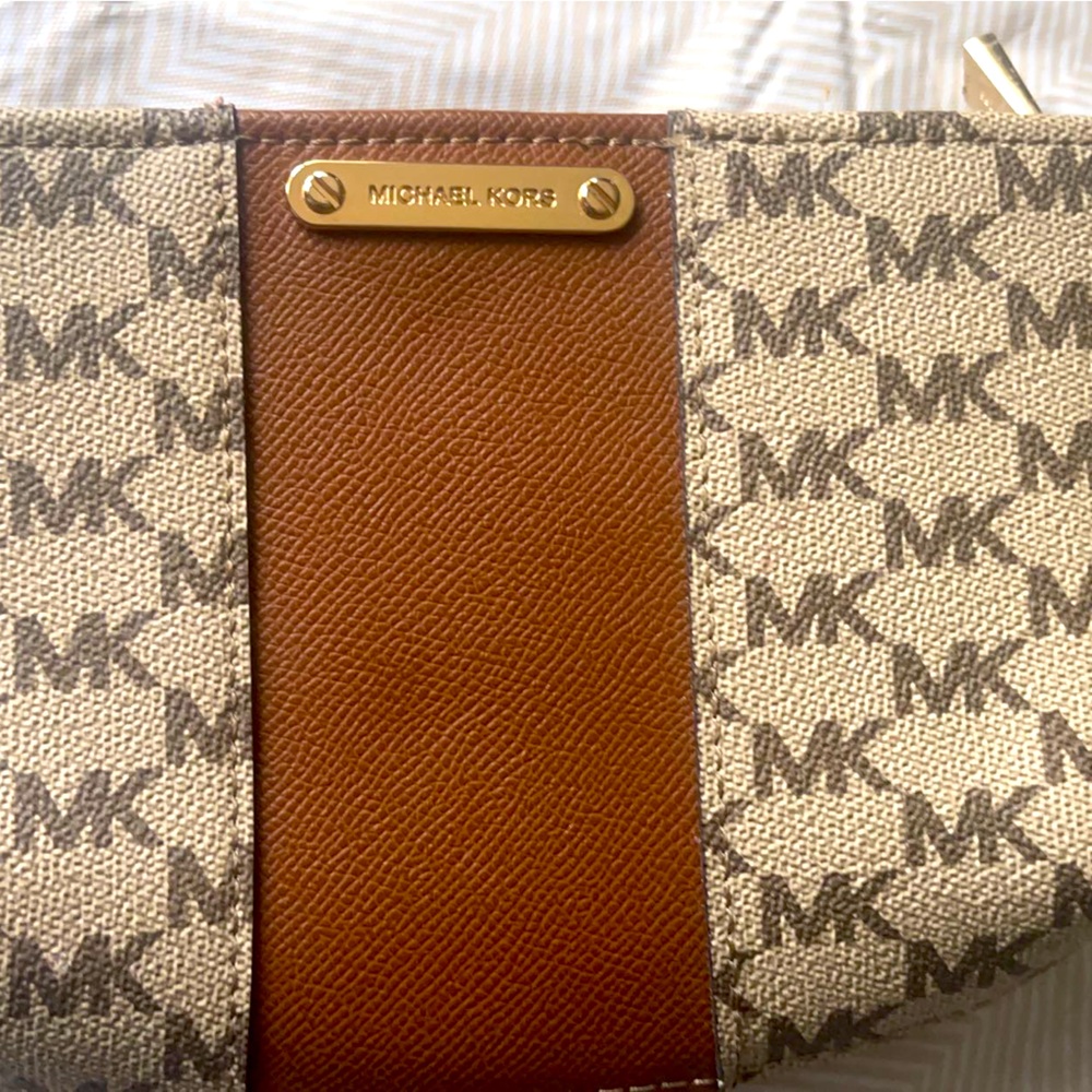 It is a Michael Kors in perfect condition, very useful and beautiful.